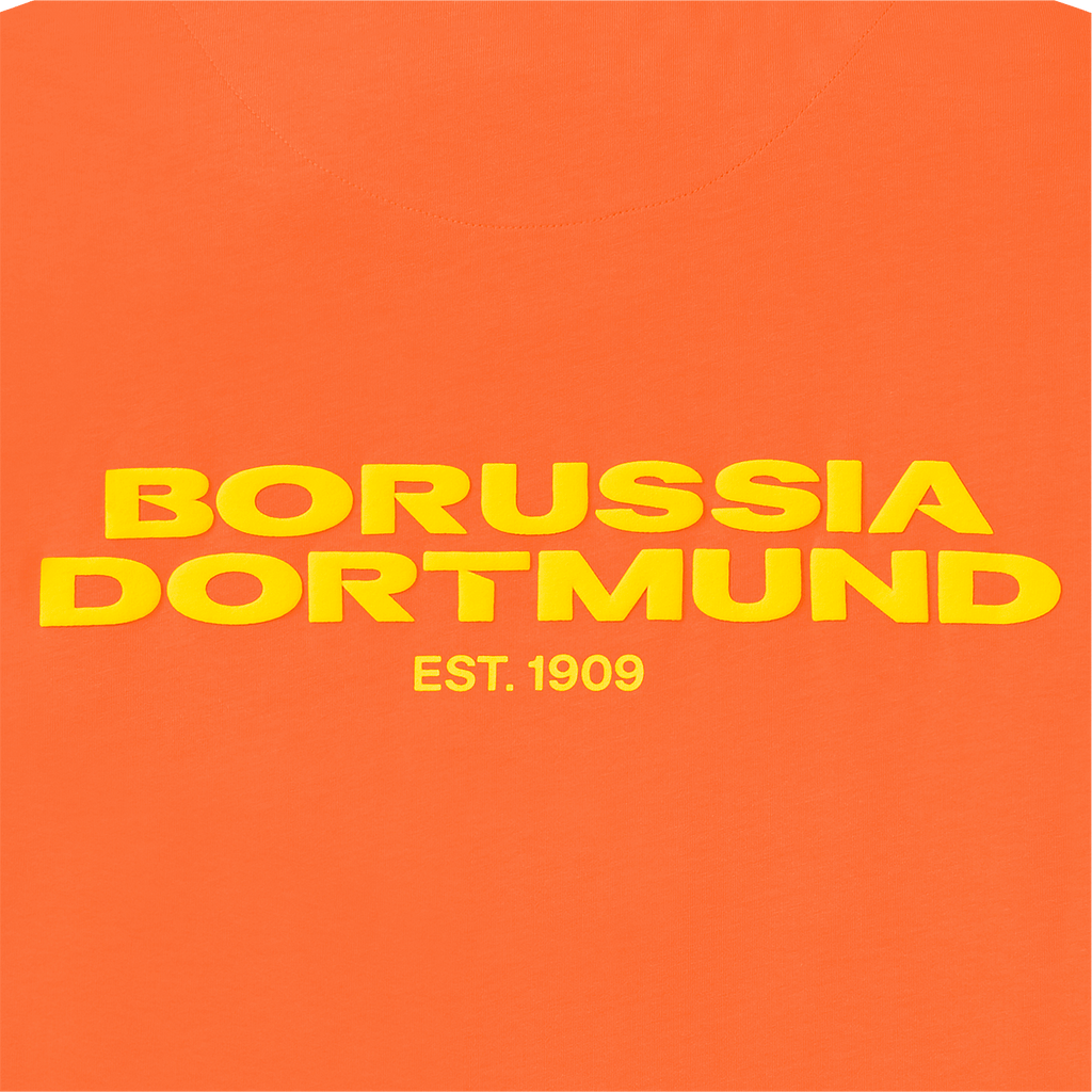 Camiseta BVB Urban de color naranja con la inscripción en amarillo «BORUSSIA DORTMUND EST. 1909» en la parte delantera. Perfecta para los aficionados del Borussia Dortmund.