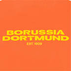 Camiseta BVB Urban de color naranja con la inscripción en amarillo «BORUSSIA DORTMUND EST. 1909» en la parte delantera. Perfecta para los aficionados del Borussia Dortmund.