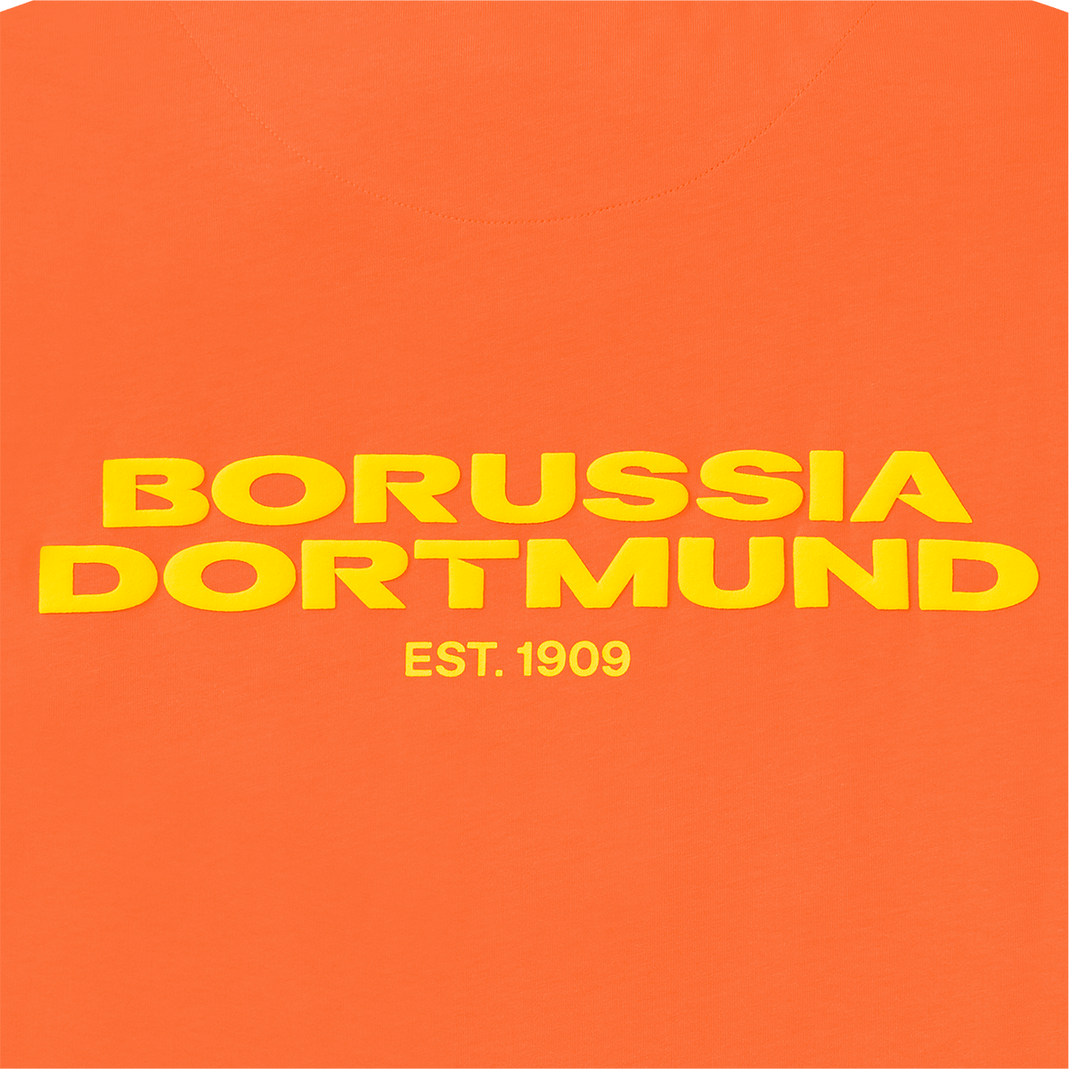 Camiseta BVB Urban de color naranja con la inscripción en amarillo «BORUSSIA DORTMUND EST. 1909» en la parte delantera. Perfecta para los aficionados del Borussia Dortmund.