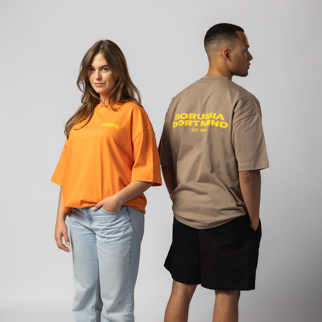Camiseta unisex «BVB Urban» en naranja y marrón, con el logotipo del Borussia Dortmund, un diseño moderno y cómodo para los aficionados.