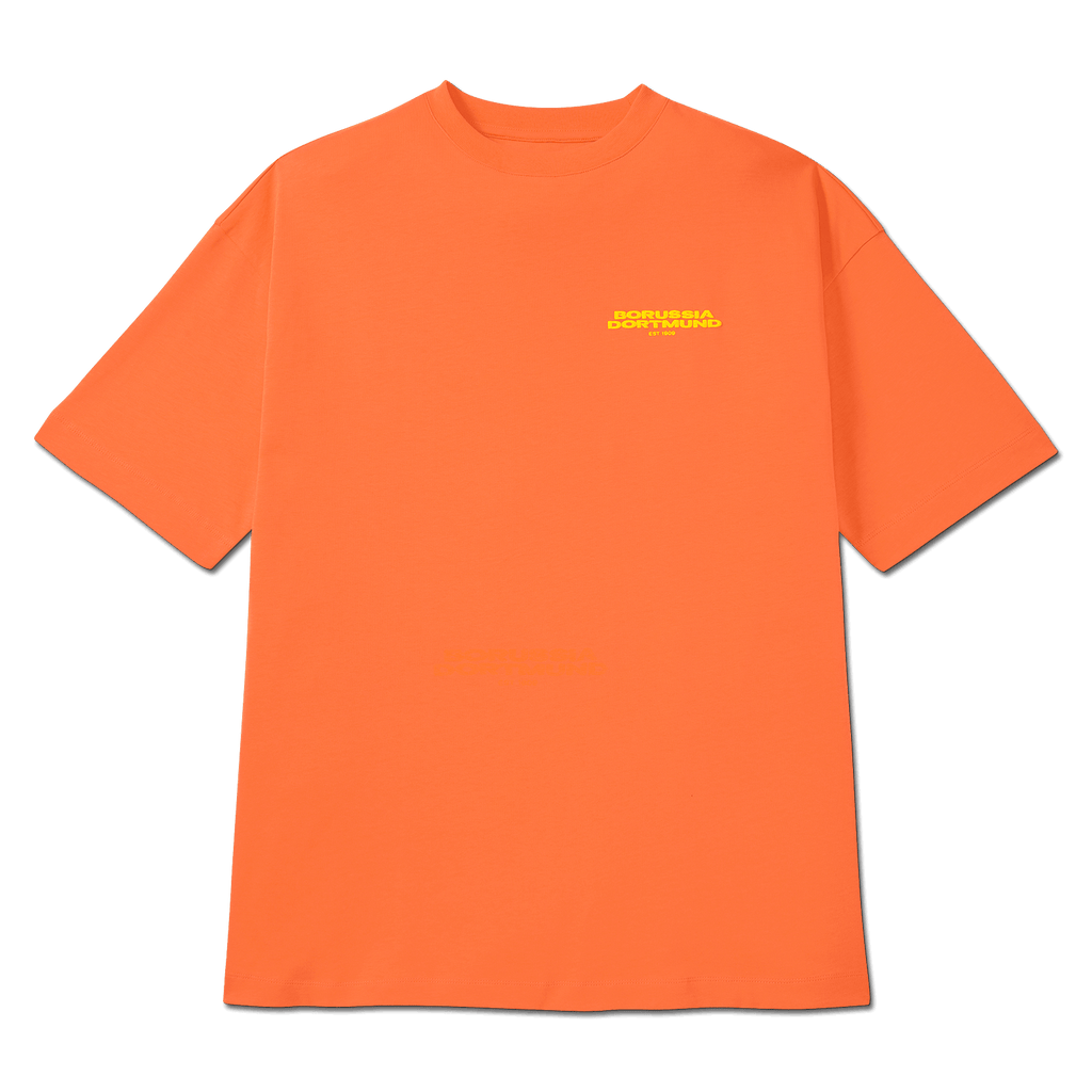 Camiseta BVB Urban en un llamativo color naranja con un pequeño logotipo del Borussia Dortmund en el pecho, ideal para los aficionados y para looks deportivos de tiempo libre.