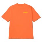 Camiseta BVB Urban en un llamativo color naranja con un pequeño logotipo del Borussia Dortmund en el pecho, ideal para los aficionados y para looks deportivos de tiempo libre.