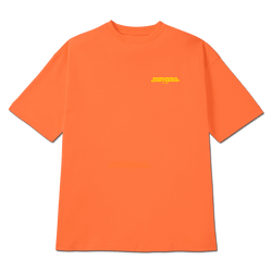 Camiseta BVB Urban en un llamativo color naranja con un pequeño logotipo del Borussia Dortmund en el pecho, ideal para los aficionados y para looks deportivos de tiempo libre.