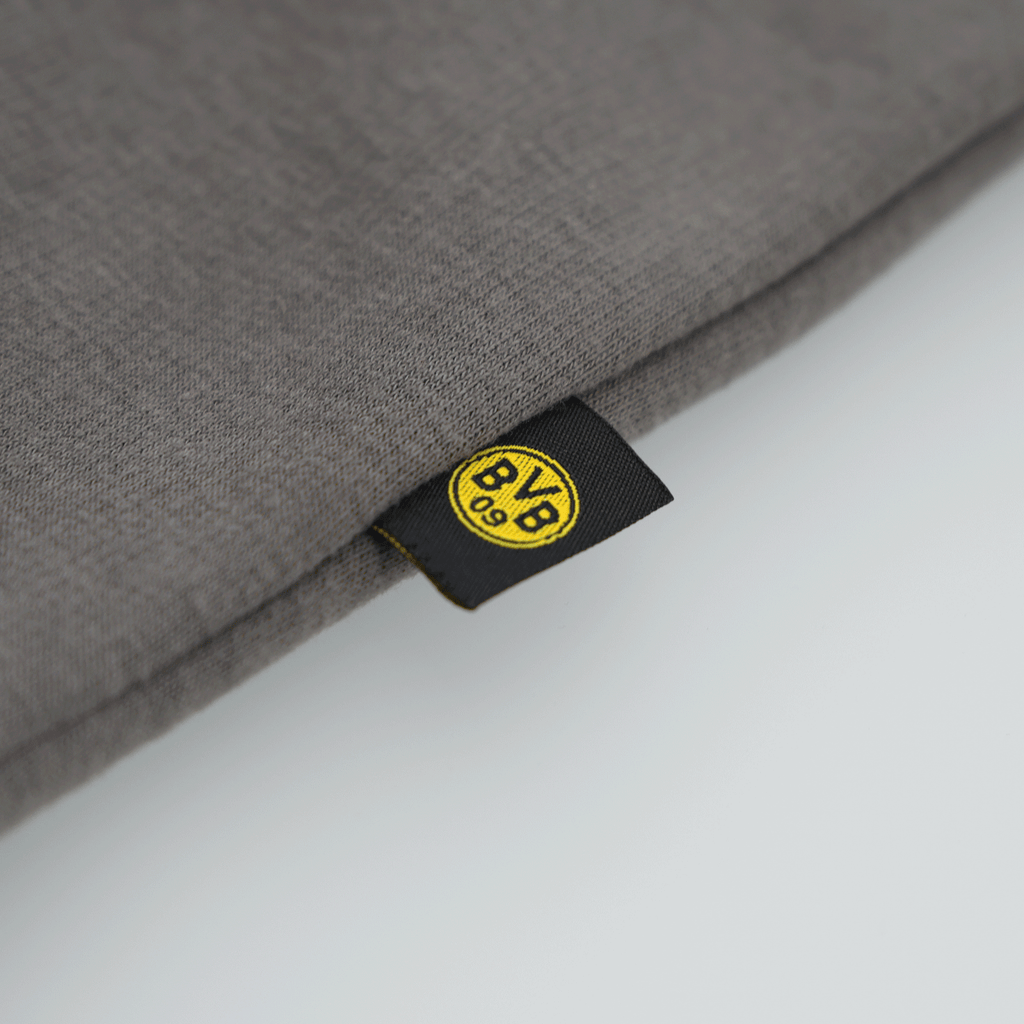 这张特写照片展示了BVB 09 Explorer连帽衫上印有黄色BVB徽标的黑色标签。