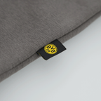 这张特写照片展示了BVB 09 Explorer连帽衫上印有黄色BVB徽标的黑色标签。