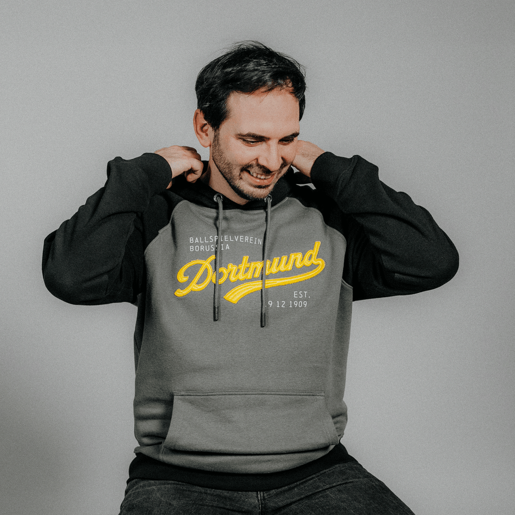Felpa con cappuccio del BVB nei toni del grigio e del nero, con la scritta "Dortmund" in giallo e la data di fondazione della società. Ideale per i tifosi del Borussia Dortmund.