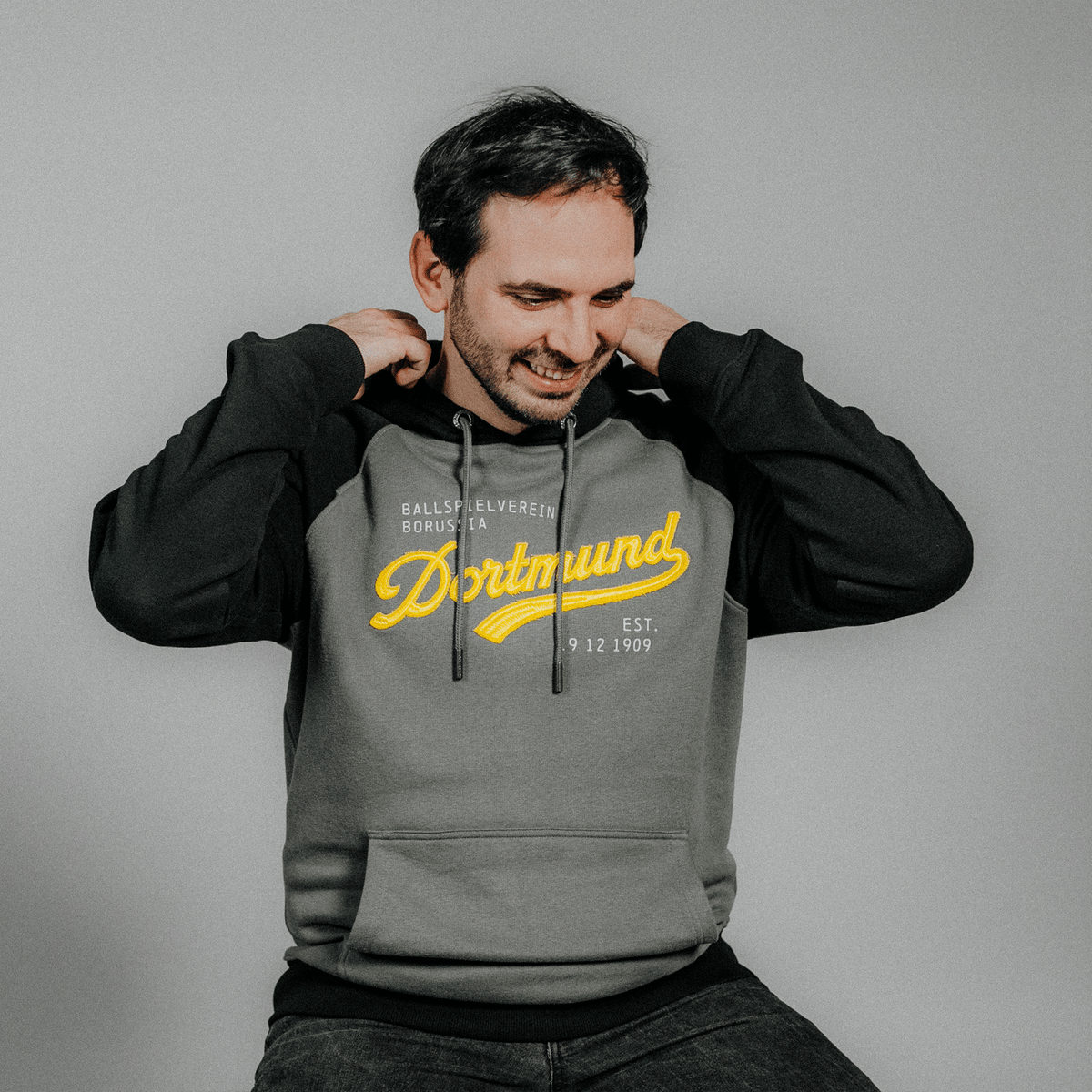 Felpa con cappuccio del BVB nei toni del grigio e del nero, con la scritta "Dortmund" in giallo e la data di fondazione della società. Ideale per i tifosi del Borussia Dortmund.
