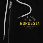 Vista dettagliata della giacca in felpa nera del BVB con cappuccio, scritta "Borussia" in giallo e cordino bianco, ideale per i tifosi del Borussia Dortmund.