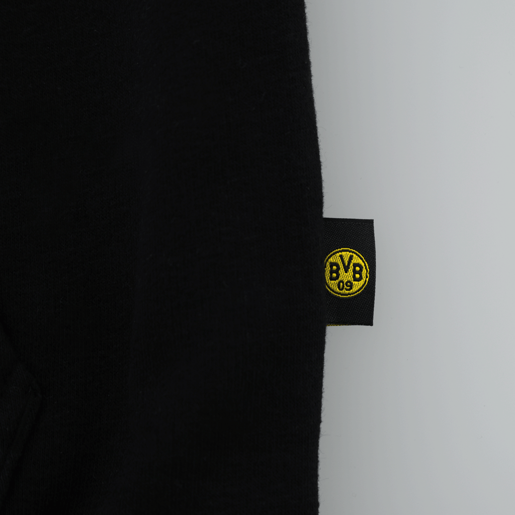 Vista dettagliata della giacca in felpa BVB Explorer, realizzata in tessuto nero con il logo BVB giallo sull'etichetta.