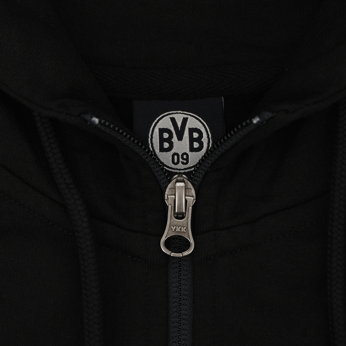 ジッパー付きでスタイリッシュなBVB 09ロゴをあしらった、ブラックのBVBスウェットジャケット。ボルシア・ドルトムントのファンに最適です。