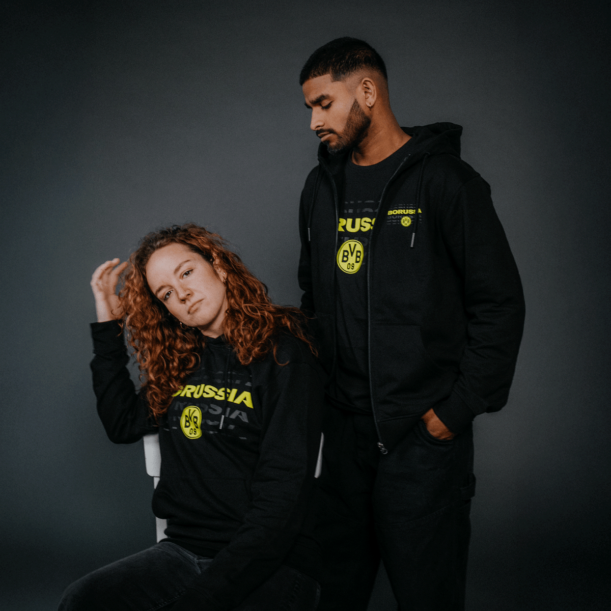 Veste de survêtement unisexe noire du BVB, ornée d'un écusson et d'un lettrage BVB de couleur fluo, idéale pour les supporters du Borussia Dortmund.