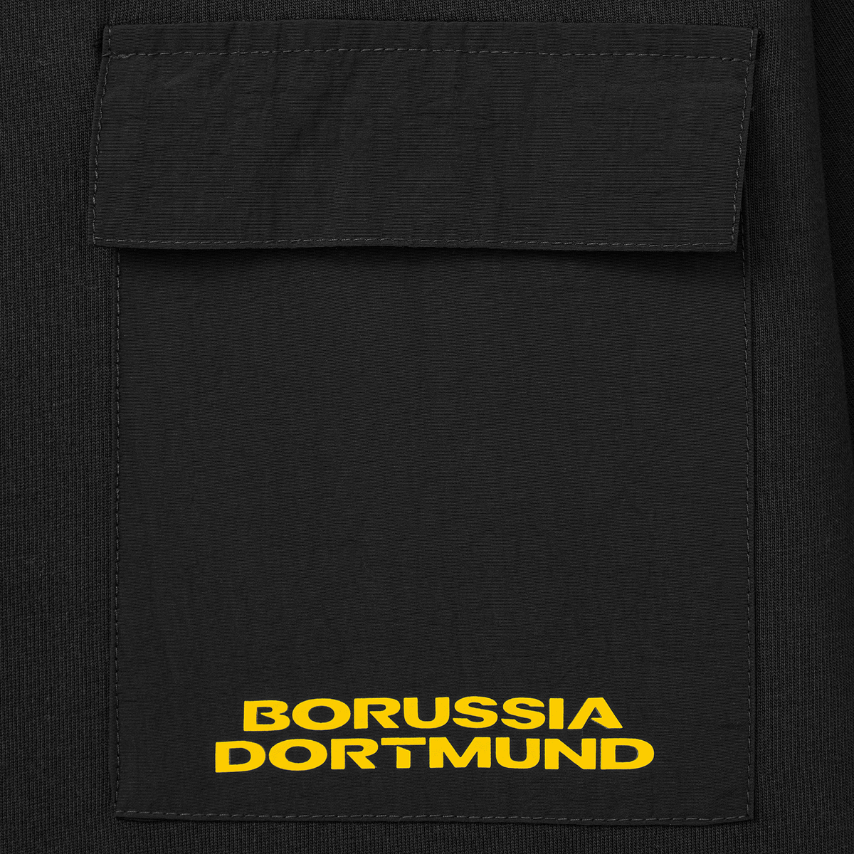 Schwarzes BVB T-Shirt mit Brusttasche und gelbem Borussia Dortmund Schriftzug, Fanartikel der Fußballmannschaft.