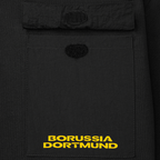 Una maglietta nera del BVB con una pratica tasca sul davanti, impreziosita dal logo giallo del Borussia Dortmund.