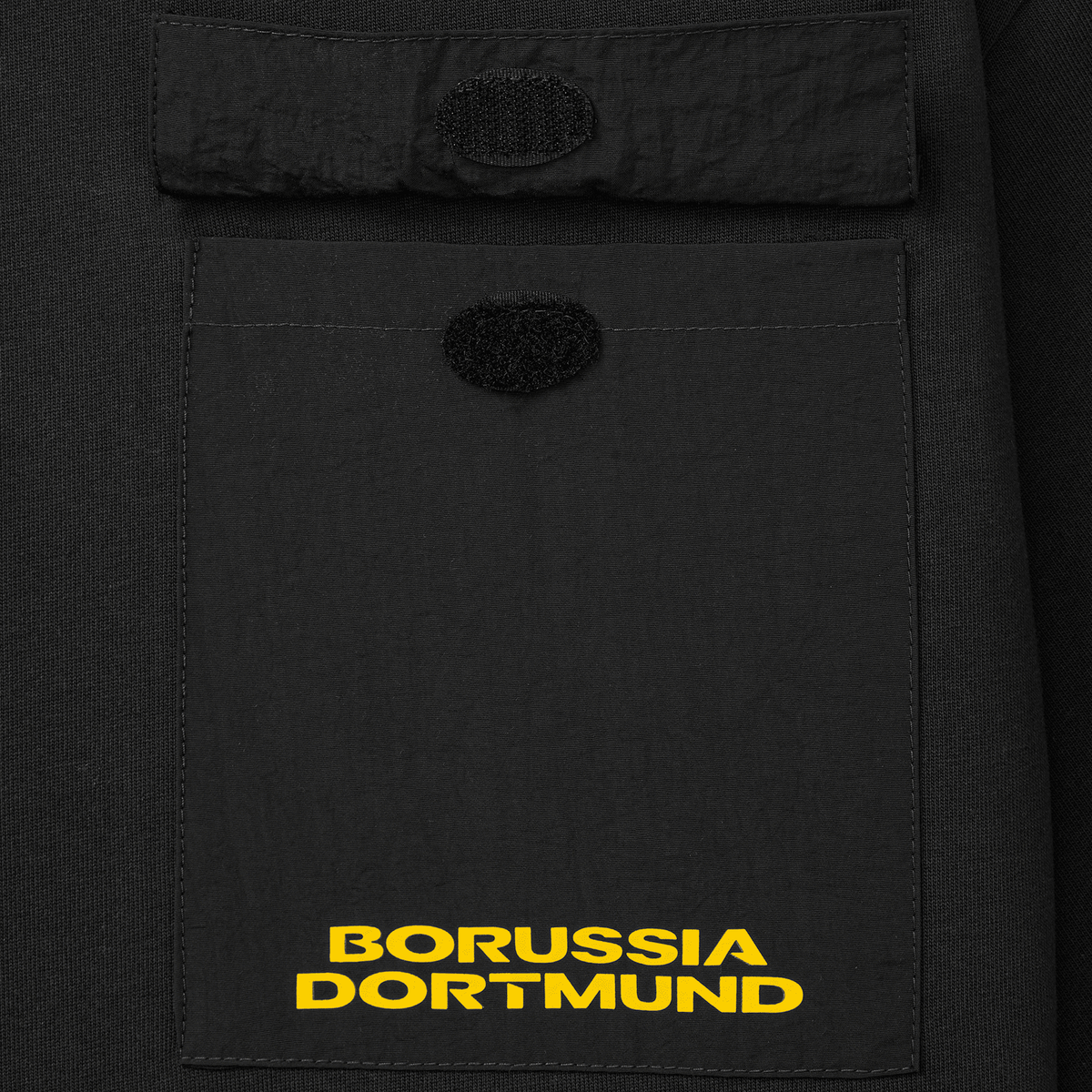 Una maglietta nera del BVB con una pratica tasca sul davanti, impreziosita dal logo giallo del Borussia Dortmund.