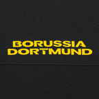Camiseta negra del BVB Underground con el nombre «Borussia Dortmund» en amarillo en la parte delantera, ideal para los aficionados.