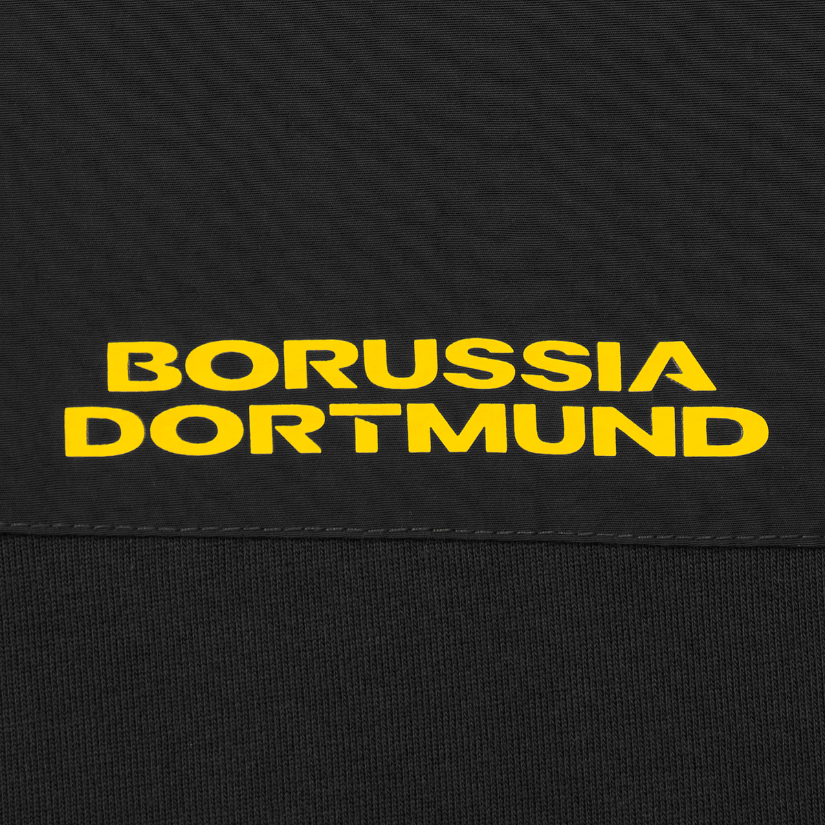 Maglietta nera BVB Underground con la scritta “Borussia Dortmund” in giallo sul davanti, ideale per i tifosi.