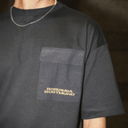 Camiseta negra del BVB Underground con bolsillo en el pecho y un discreto logotipo del Borussia Dortmund, ideal como prenda de aficionado y para el tiempo libre.