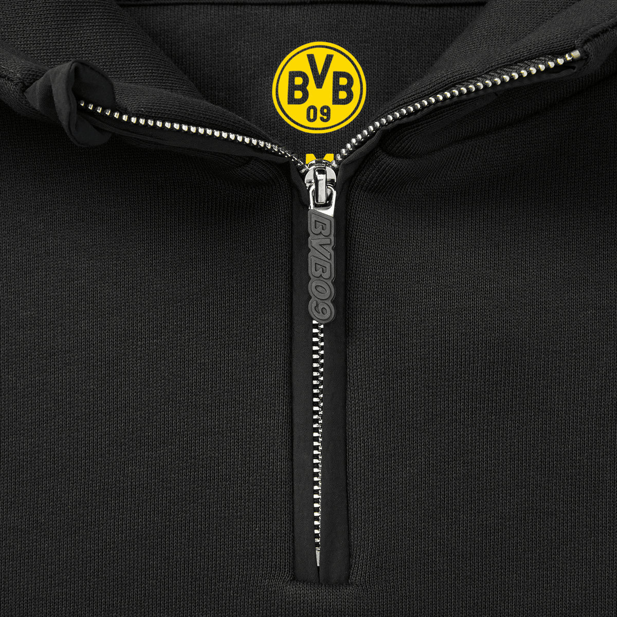 BVBの黒いフーディ。黄色の「BVB-09」ロゴ、前面ジッパー、フード付き。ボルシア・ドルトムントのファンに最適です。