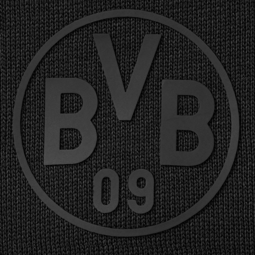 Schwarzes BVB-Logo auf texturiertem Stoff, Detailansicht. Fanartikel für Borussia Dortmund Fans.