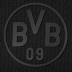 Schwarzes BVB-Logo auf texturiertem Stoff, Detailansicht. Fanartikel für Borussia Dortmund Fans.