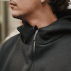 Schwarzer BVB-Hoodie mit hohem Kragen und Reißverschluss, moderne und sportliche Fan-Bekleidung von Borussia Dortmund.