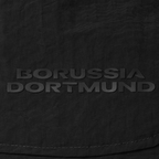 Vue détaillée du short noir tissé du BVB, orné du logo « Borussia Dortmund » en relief.