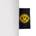 Primer plano de una camiseta de la selección femenina del BVB en color blanco con el logotipo del BVB en una etiqueta negra situada en el lateral.