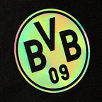 La maglietta BVB Rainbow nera con il logo BVB 09 dai colori dell'arcobaleno sul petto, ideale per i tifosi del Borussia Dortmund.