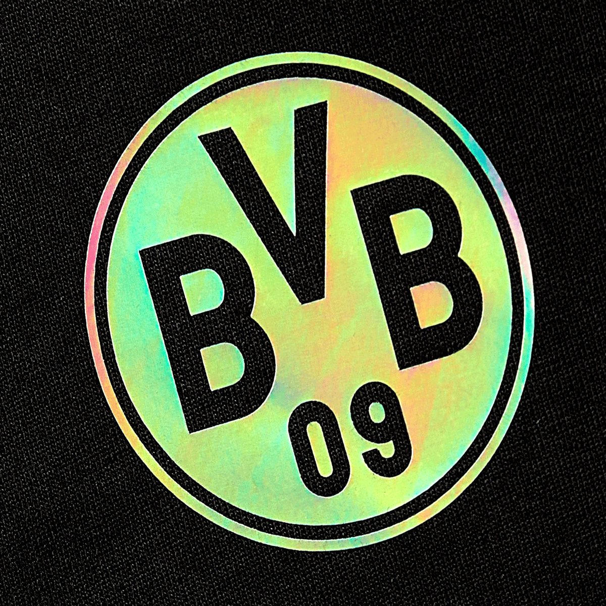 Le t-shirt BVB Rainbow noir, orné d'un logo BVB 09 aux couleurs de l'arc-en-ciel sur la poitrine, est idéal pour les supporters du Borussia Dortmund.