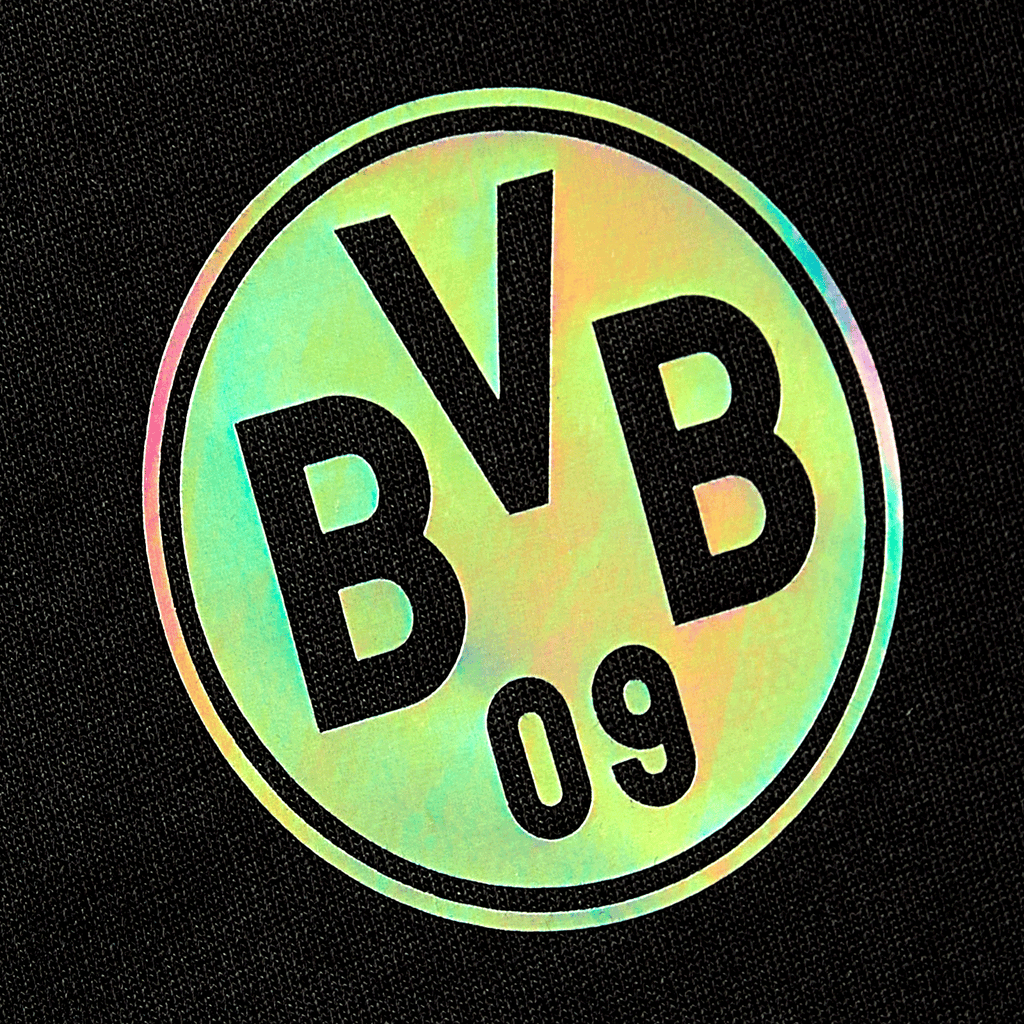 La camiseta «BVB Rainbow» en negro con el logotipo «BVB 09» en los colores del arcoíris en el pecho, ideal para los aficionados del Borussia Dortmund.