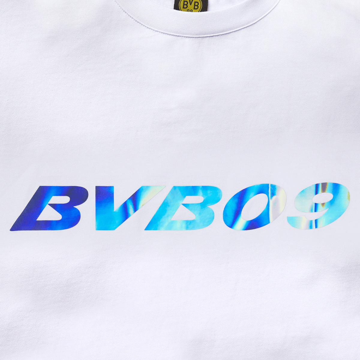 T-shirt BVB Rainbow blanc cassé avec l'inscription « BVB 09 » irisée, idéal pour les fans du Borussia Dortmund