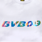 T-shirt blanc du Borussia Dortmund avec le logo BVB09 aux couleurs de l'arc-en-ciel, idéal pour les supporters.