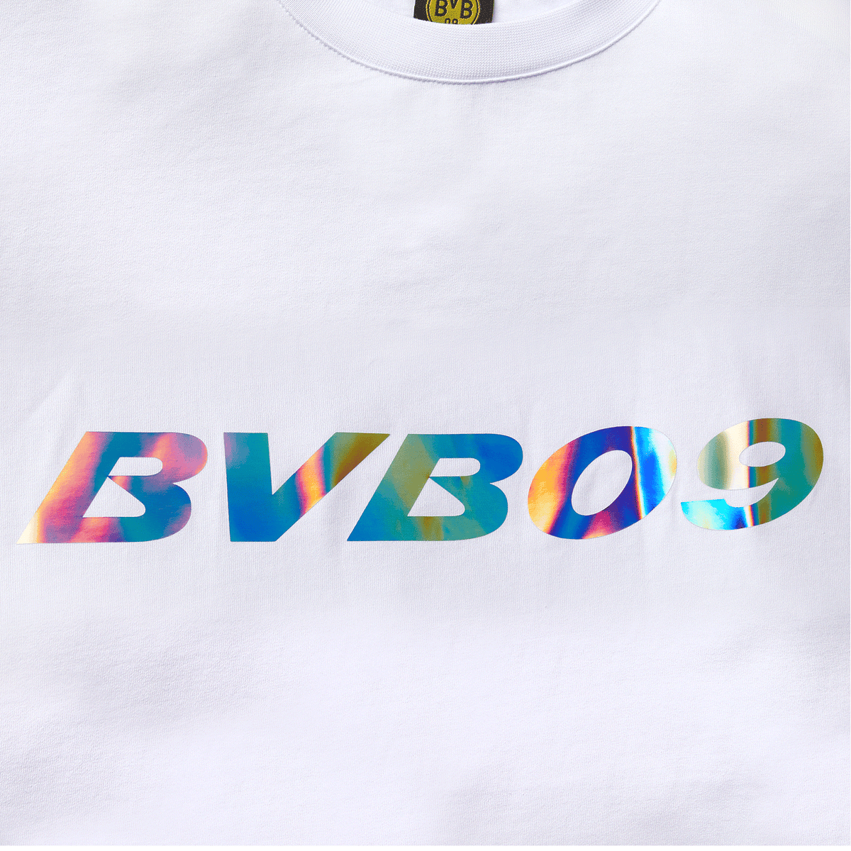 T-shirt blanc du Borussia Dortmund avec le logo BVB09 aux couleurs de l'arc-en-ciel, idéal pour les supporters.