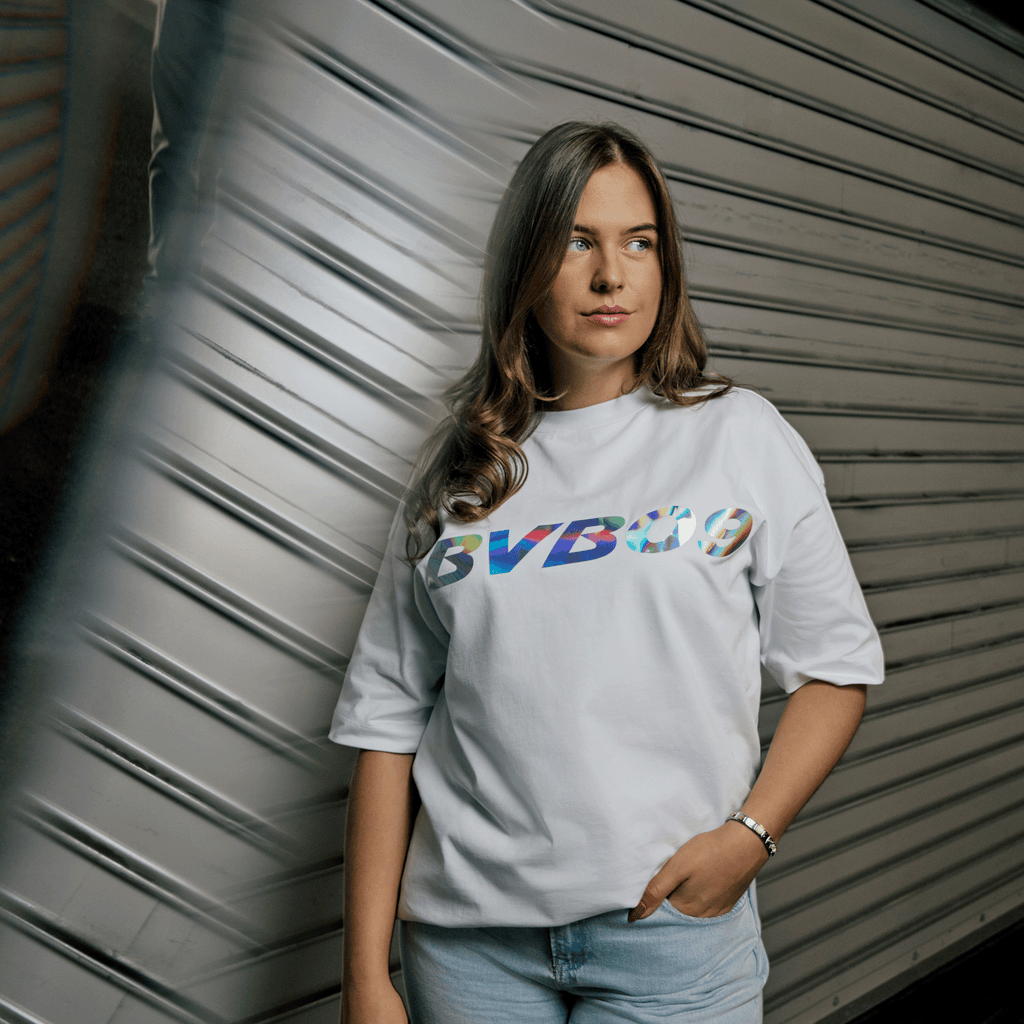 T-shirt blanc « BVB Rainbow » pour femme, avec l'inscription « BVB 09 » aux couleurs de l'arc-en-ciel, idéal pour les fans du Borussia Dortmund, à la fois décontracté et élégant.