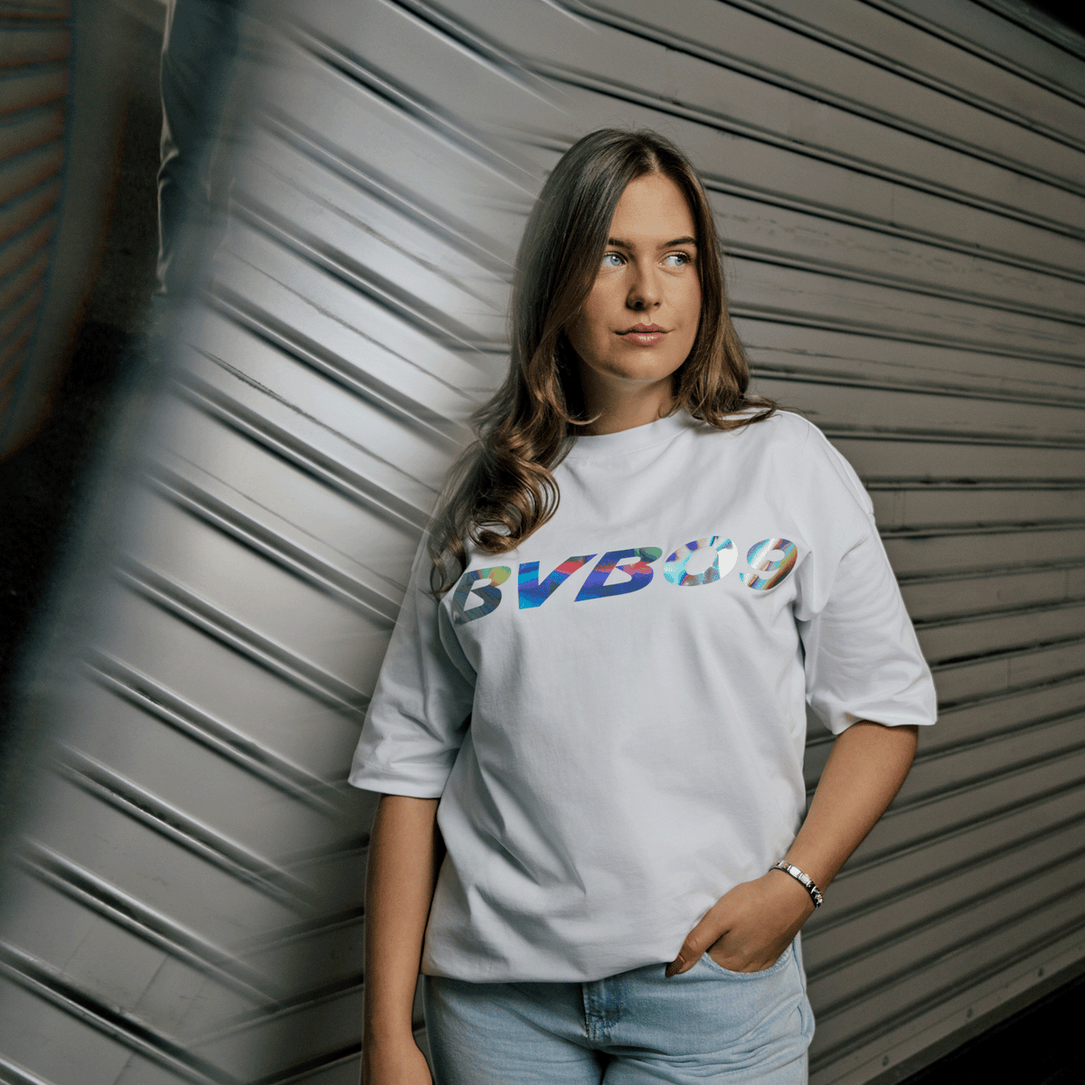 T-shirt blanc « BVB Rainbow » pour femme, avec l'inscription « BVB 09 » aux couleurs de l'arc-en-ciel, idéal pour les fans du Borussia Dortmund, à la fois décontracté et élégant.
