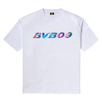 T-shirt blanc « BVB Rainbow » avec un logo BVB 09 aux couleurs de l'arc-en-ciel bien visible sur la poitrine, idéal pour les supporters du Borussia Dortmund.