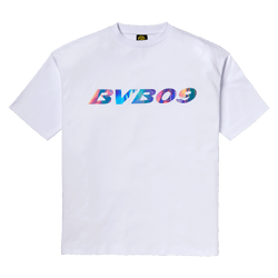 Weißes BVB Rainbow T-Shirt mit auffälligem regenbogenfarbenen BVB 09-Logo auf der Brust, ideal für Fans von Borussia Dortmund.