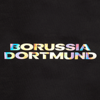Schwarzer BVB-Hoodie mit auffälligem Regenbogen-Schriftzug 'BORUSSIA DORTMUND' auf der Vorderseite, ideal für Fans des Vereins