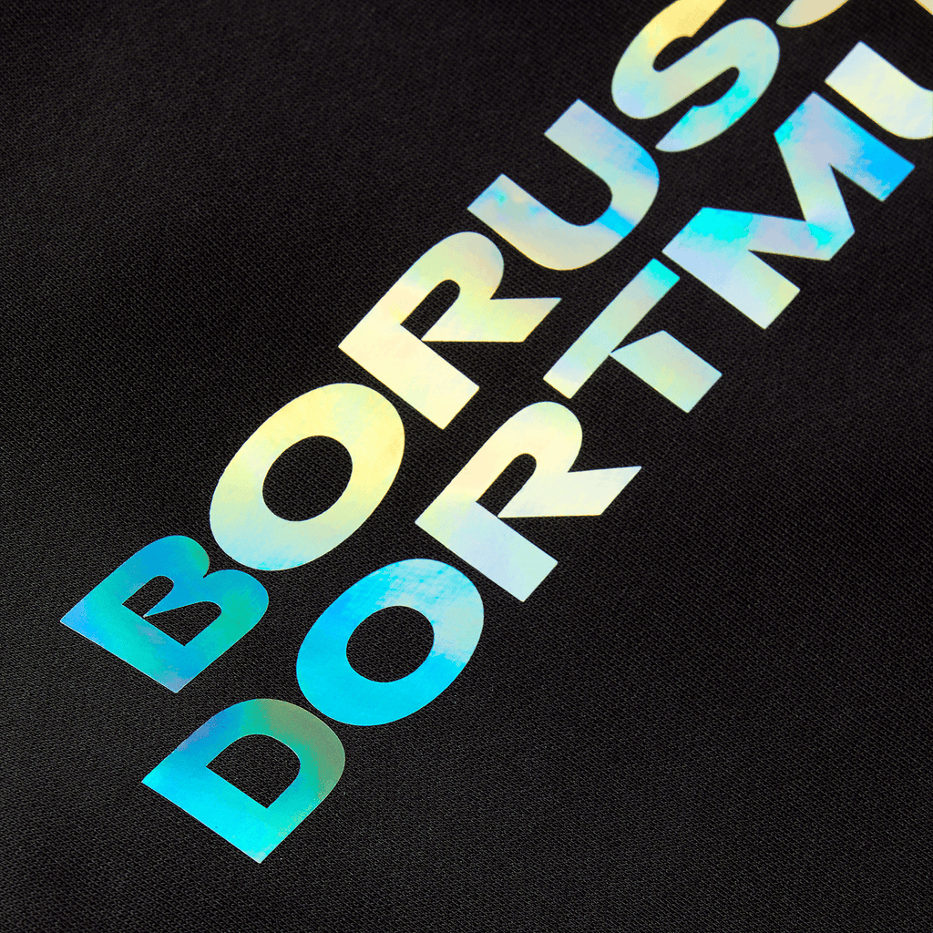 Schwarzer BVB-Hoodie mit Regenbogen-Aufschrift 'BORUSSIA DORTMUND', ideal für Fans von Borussia Dortmund und stilvolles Merchandise.