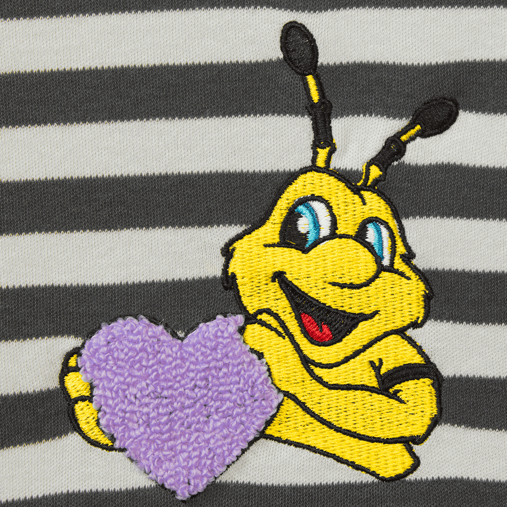BVB Longsleeve für Babys und Kleinkinder mit schwarz-weiß gestreiftem Muster und gesticktem EMMA-Motiv, das ein lila Herz hält.