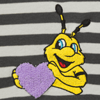 BVB Longsleeve für Babys und Kleinkinder mit schwarz-weiß gestreiftem Muster und gesticktem EMMA-Motiv, das ein lila Herz hält.