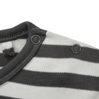 Schwarz-weiß gestreiftes BVB Longsleeve für Babys und Kleinkinder, Detailansicht mit Druckknöpfen am Kragen.