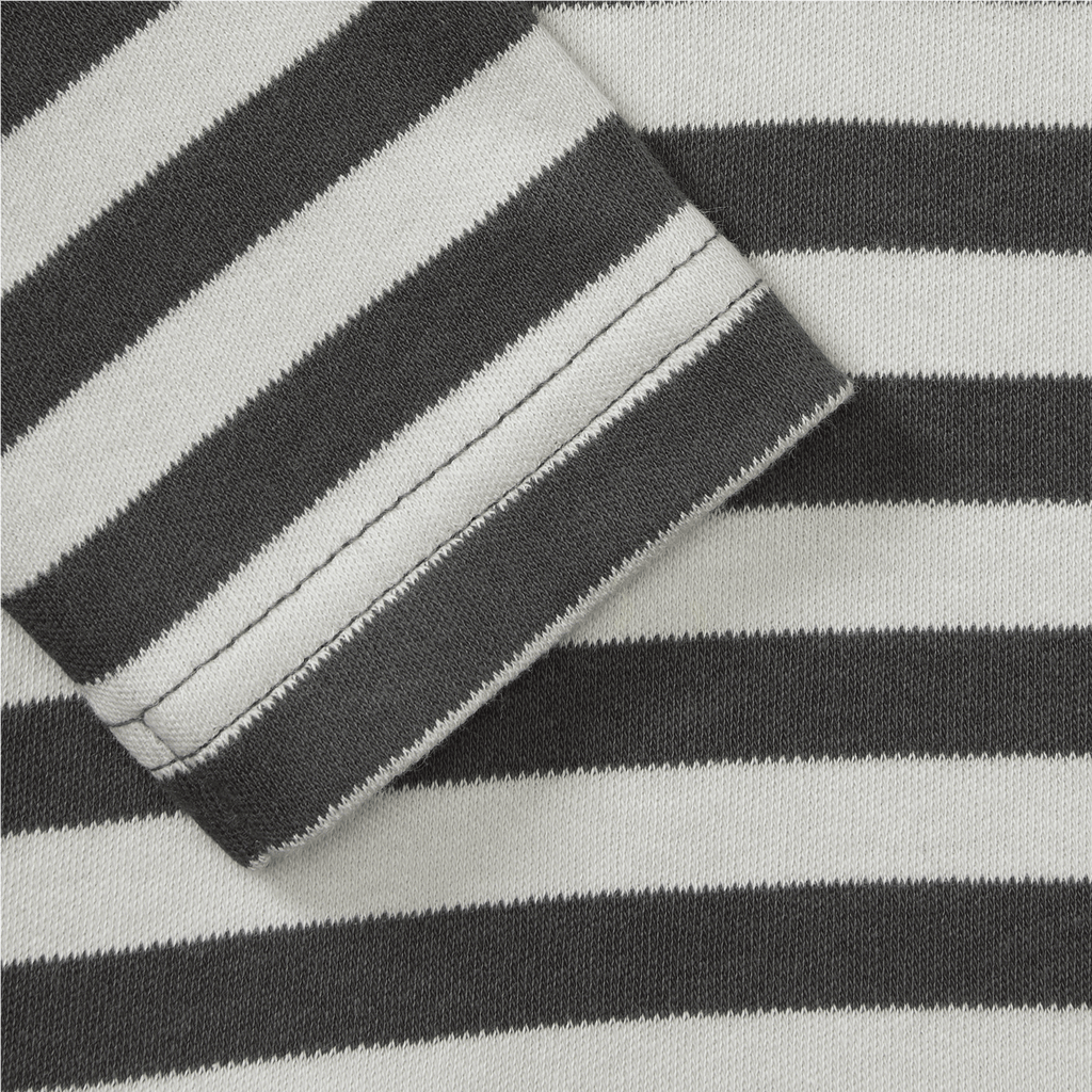 Detailaufnahme eines BVB Longsleeves für Babys und Kleinkinder mit schwarz-weißem Streifenmuster