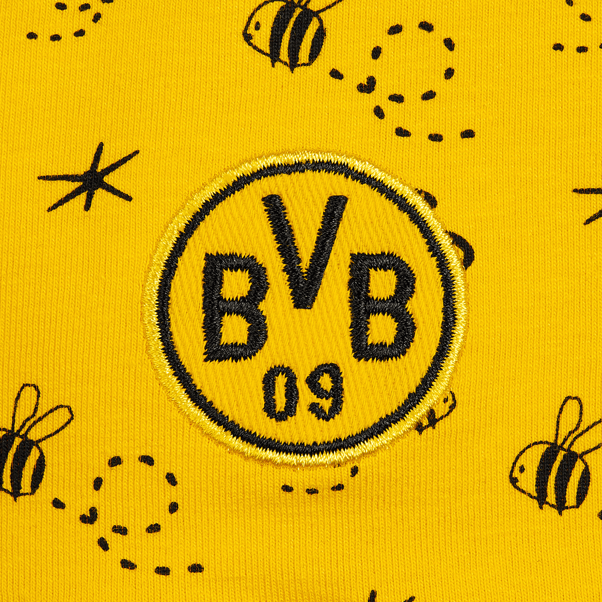 Vista dettagliata del set BVB per neonati composto da berretto e sciarpa, con logo BVB 09 nero e motivo a api su tessuto giallo.