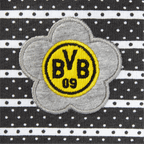 Detailaufnahme des gestickten BVB-Logos auf einer Baby-Kleinkinder-Jacke aus weichem French Terry mit schwarzgelbem Streifen- und Punktdesign.
