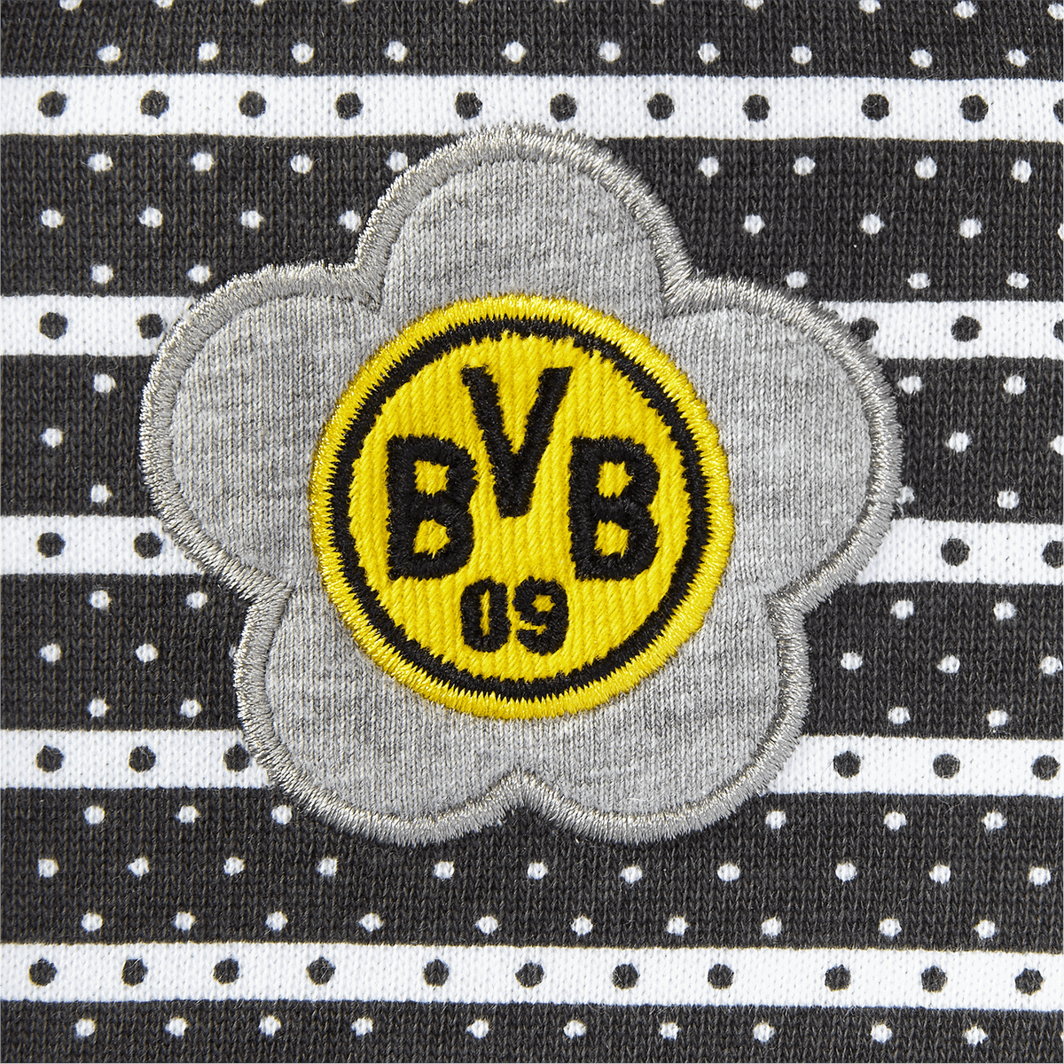 Detailaufnahme des gestickten BVB-Logos auf einer Baby-Kleinkinder-Jacke aus weichem French Terry mit schwarzgelbem Streifen- und Punktdesign.