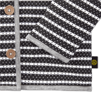 Die BVB Jacke für Babys und Kleinkinder aus French Terry mit schwarz-weißen Streifen und Punkten, Knopfleiste und BVB 09 Logo.
