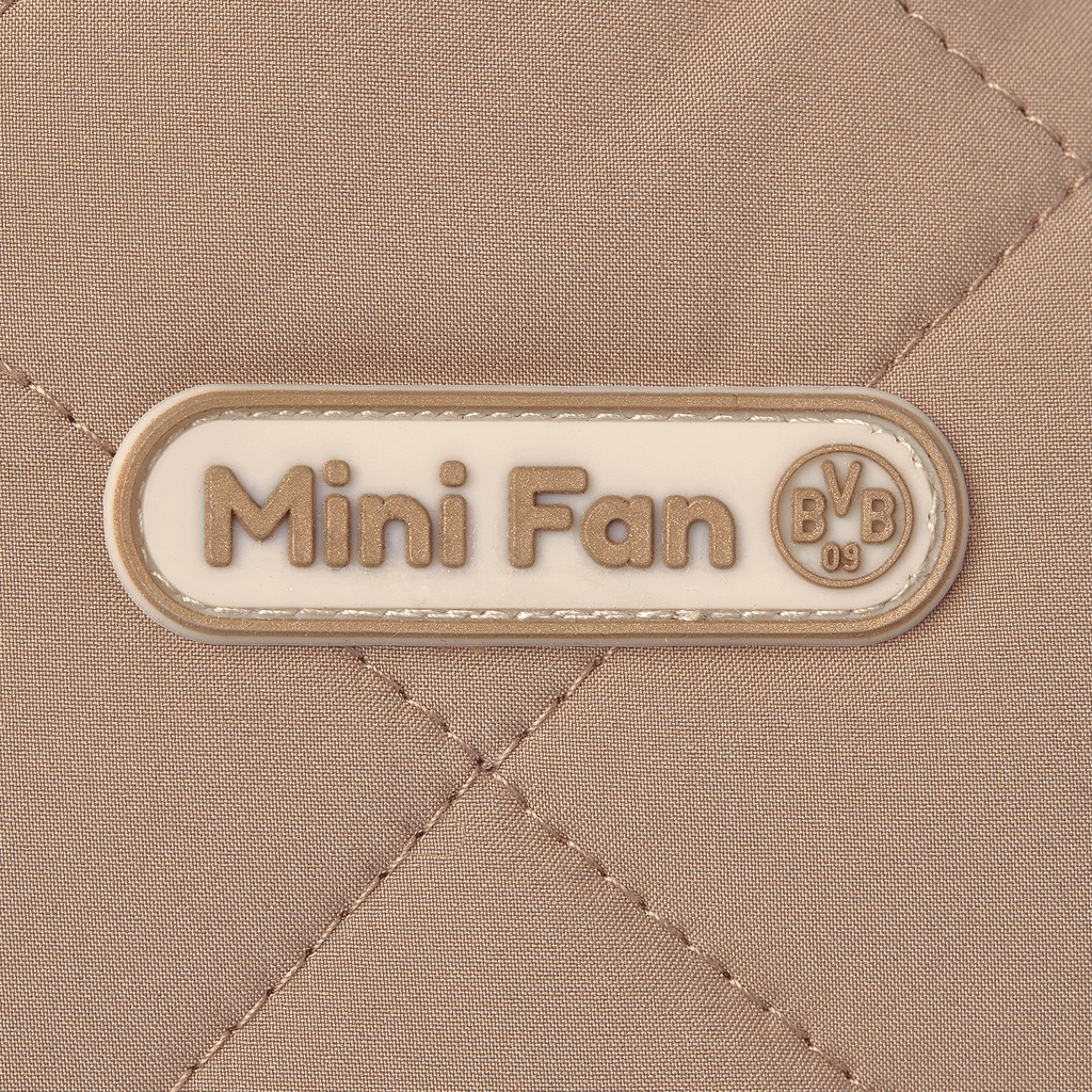 Giacca invernale beige per neonati e bambini piccoli con la scritta “Mini Fan” ricamata e il logo BVB 09.