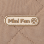 「Mini Fan」の文字と「BVB 09」のロゴが刺繍された、赤ちゃん・幼児用のベージュの冬用ジャケット。