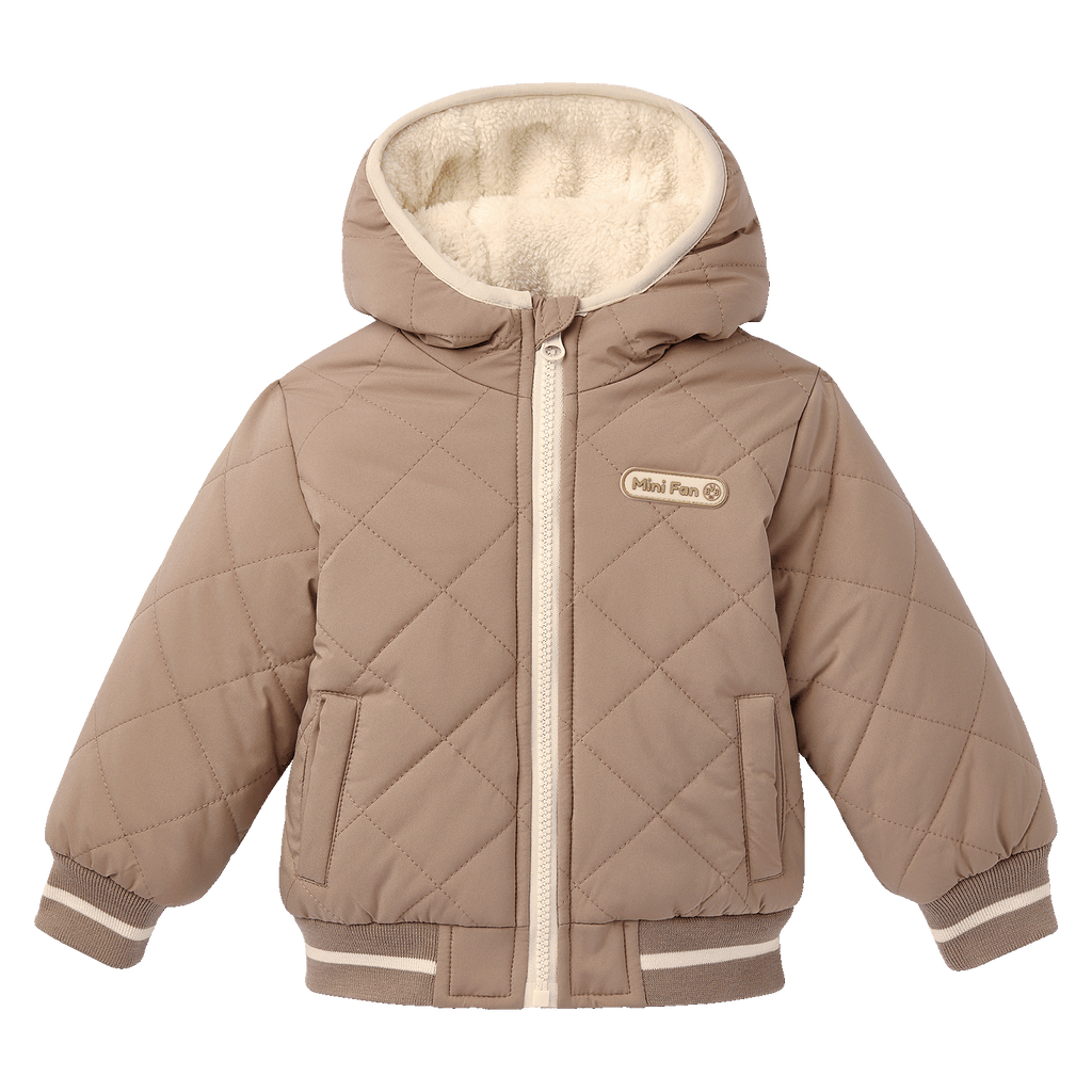 Giacca invernale beige per neonati e bambini piccoli con design trapuntato, fodera calda, cappuccio e mini logo Fan. Perfetta per le fredde giornate invernali.